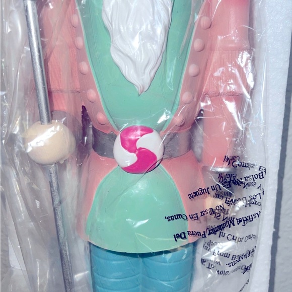 🛑READ🛑 NIB Peppermint Square 18 inch Pink/Aqua Pastel Resin Nutcracker - Picture 4 of 9